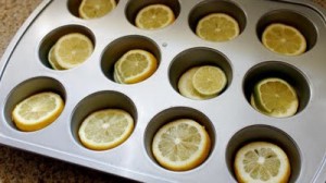 IJsblokjes met citroen in muffinbakplaat