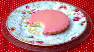 Roze koek op een schaaltje van pip
