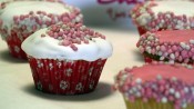 Cupcakes met eiwitglazuur en roze babymuisjes