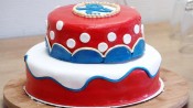 Dubbele taart met rode witte en blauwe fondant