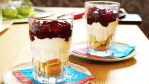Twee glazen met lange vingers, Griekse yoghurt en daarbovenop kersenvulling