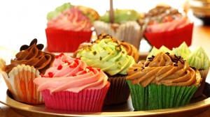 Gekleurde cupcakes op een schaal