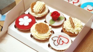 Stroopwafelcupcakes in een doosje met andere cupcakes