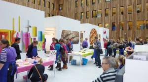 140 deelnemende taarten op de halve finale van de HEMA taartbakwedstrijd in Amsterdam