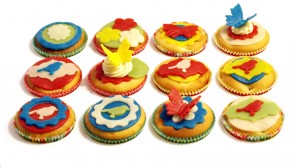 12 versierde cupcakes in vormpjes