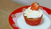 Aardbeiencupcakes met slagroom en meringue