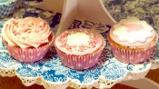 Roze en blauwe geboortecupcakes