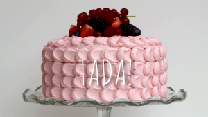 roze taart met petals en fruit